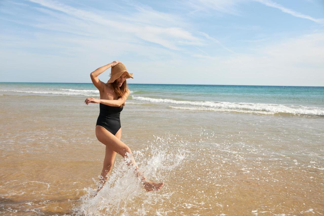 Iberostar Selection Andalucia Playa Otel Chiclana de la Frontera Dış mekan fotoğraf A woman wearing a one-piece swimsuit