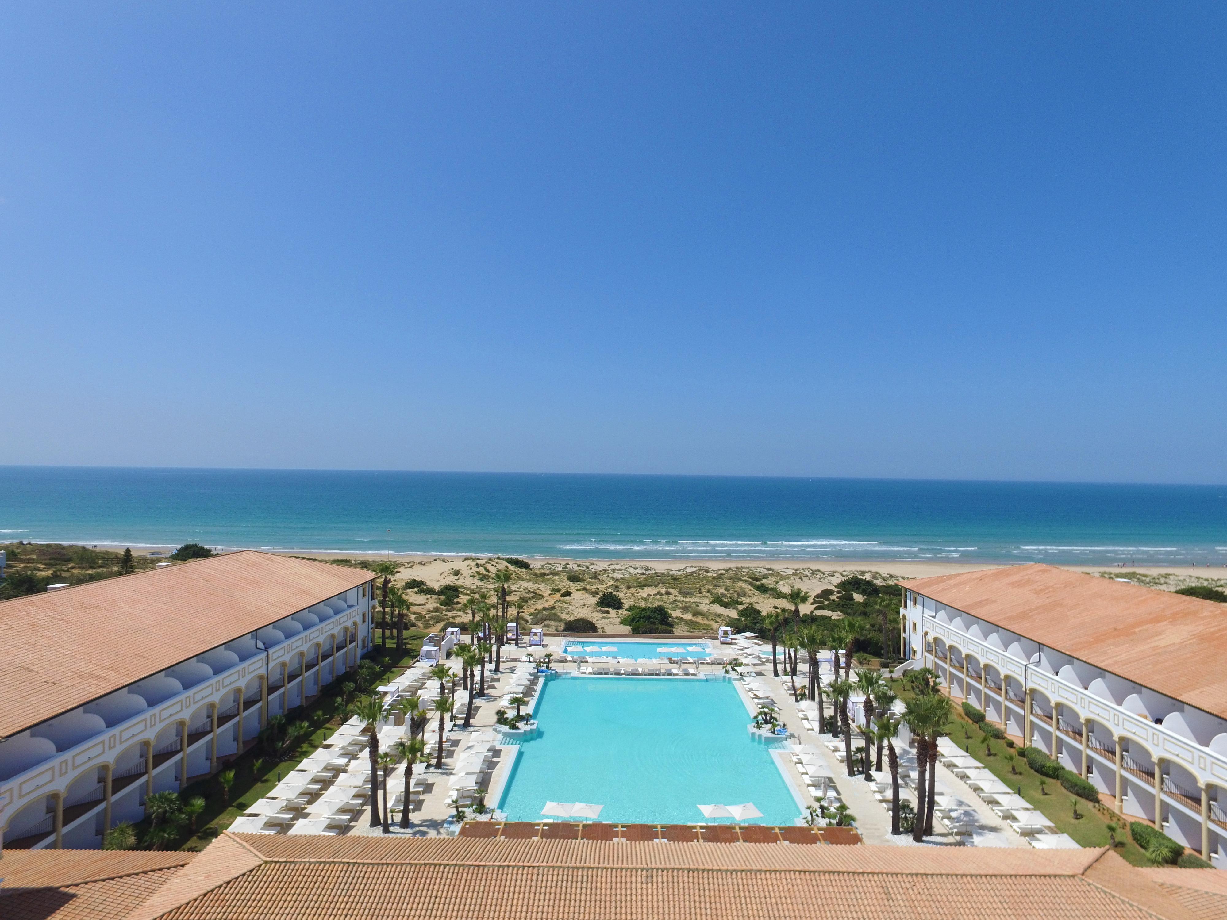 Iberostar Selection Andalucia Playa Otel Chiclana de la Frontera Dış mekan fotoğraf A view of the beach from the hotel