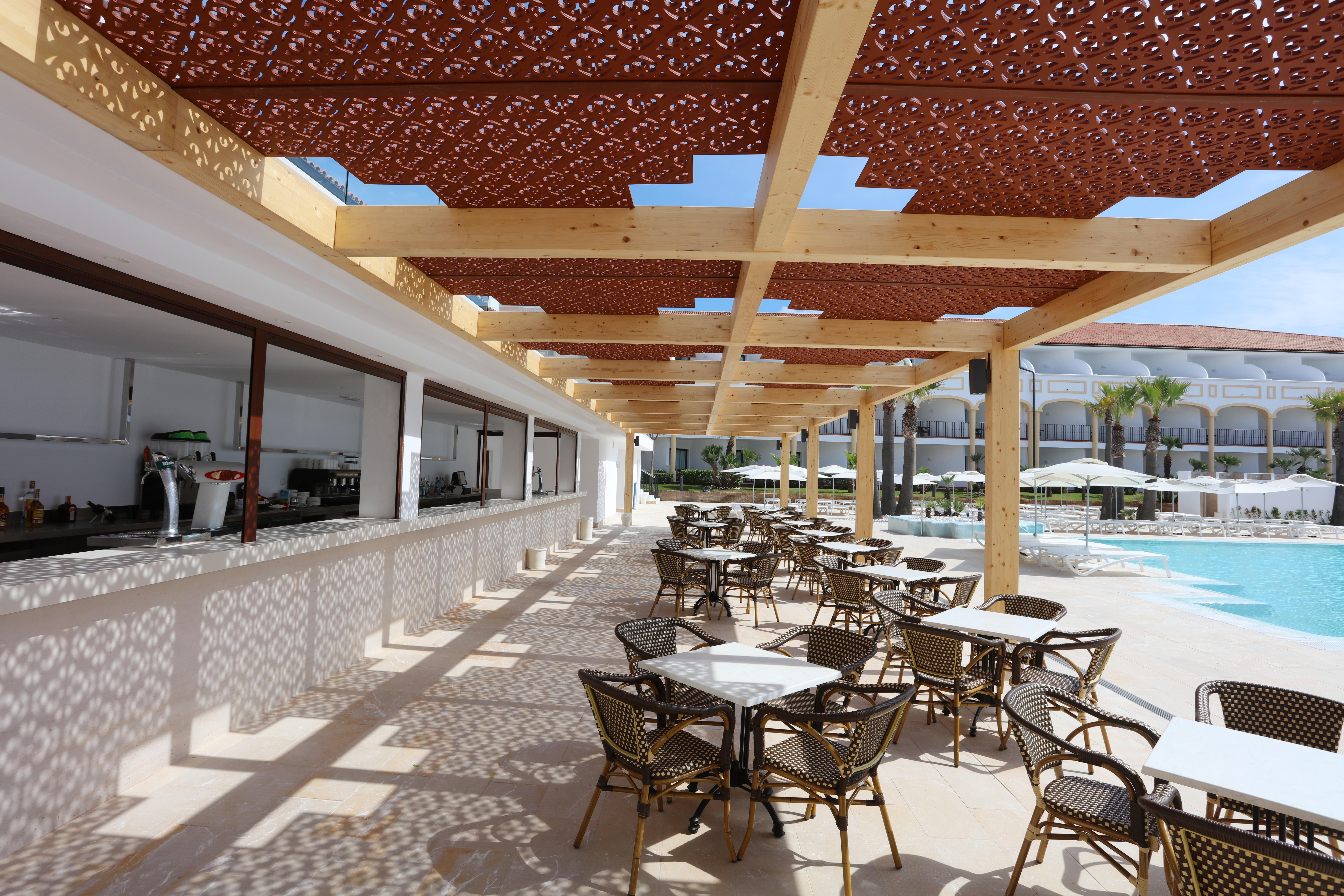 Iberostar Selection Andalucia Playa Otel Chiclana de la Frontera Dış mekan fotoğraf The pool bar at the hotel