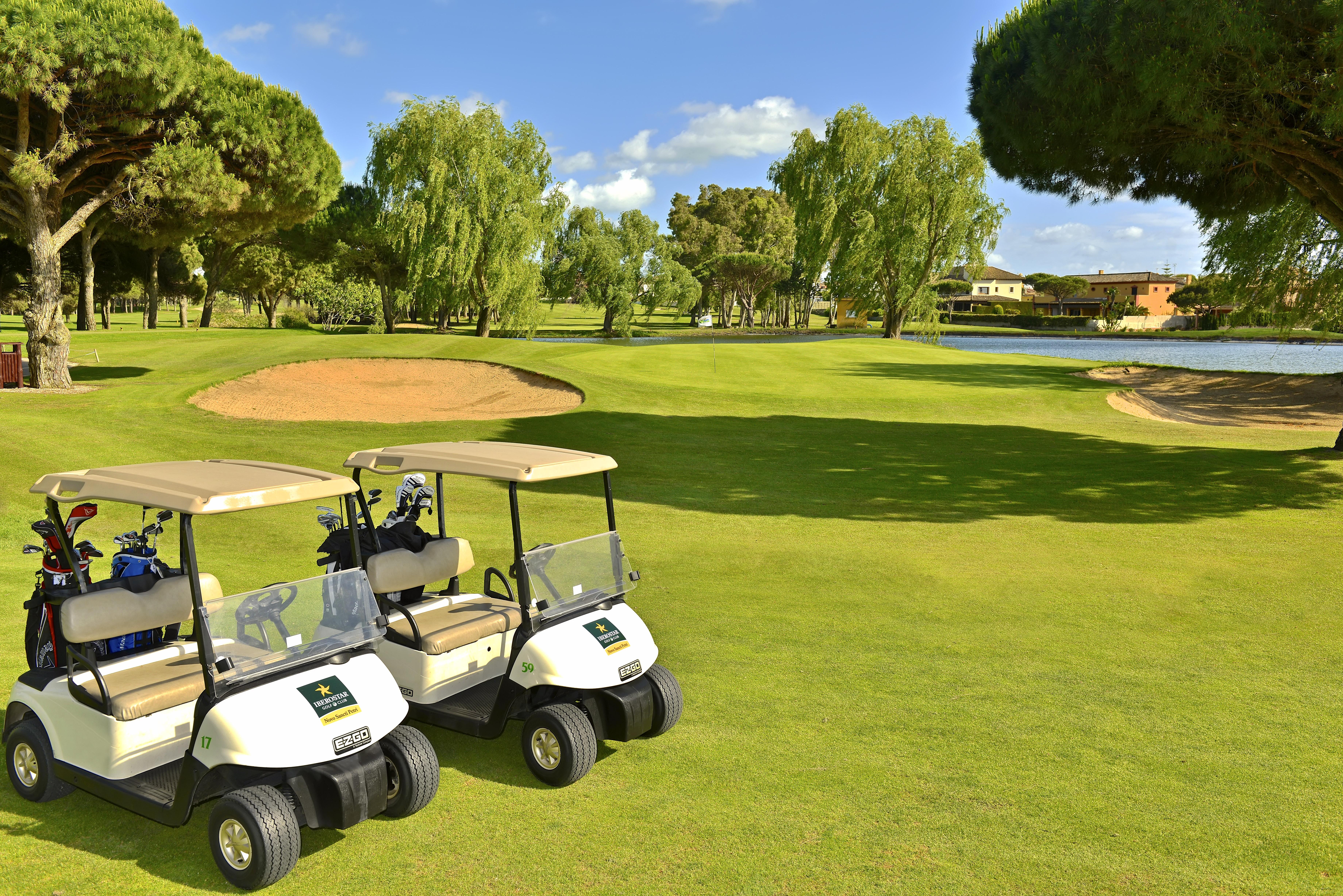 Iberostar Selection Andalucia Playa Otel Chiclana de la Frontera Dış mekan fotoğraf Golf carts at the 18th green of the Old Course