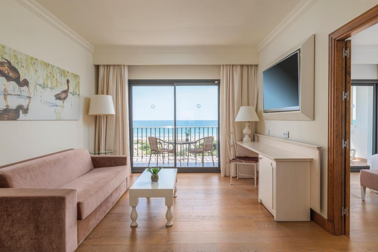 Iberostar Selection Andalucia Playa Otel Chiclana de la Frontera Dış mekan fotoğraf A suite at the hotel