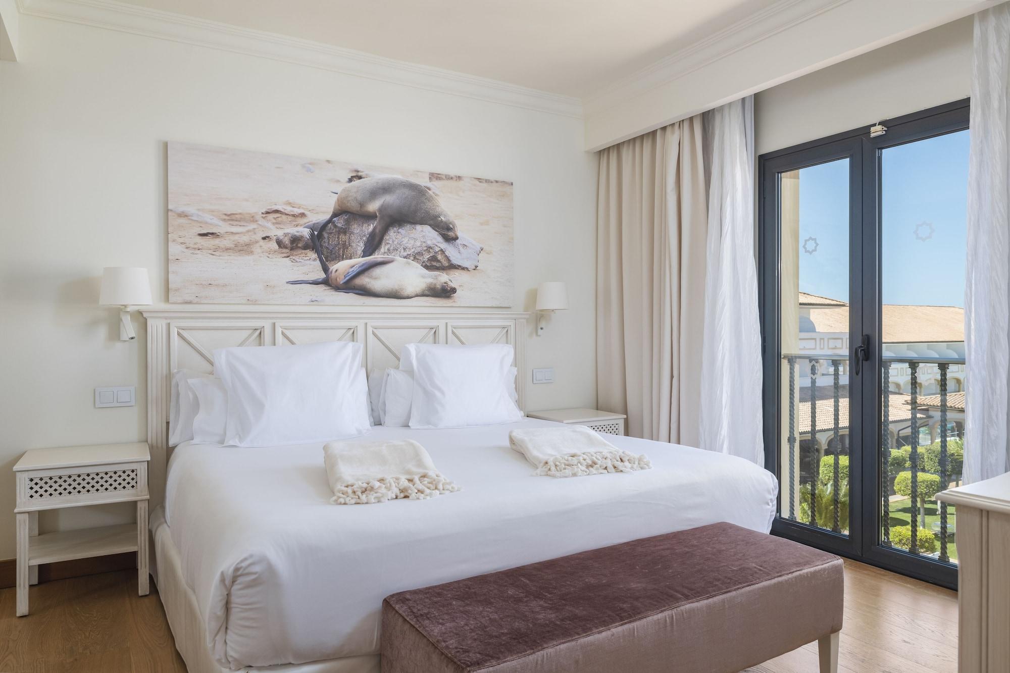 Iberostar Selection Andalucia Playa Otel Chiclana de la Frontera Dış mekan fotoğraf A bedroom at the hotel