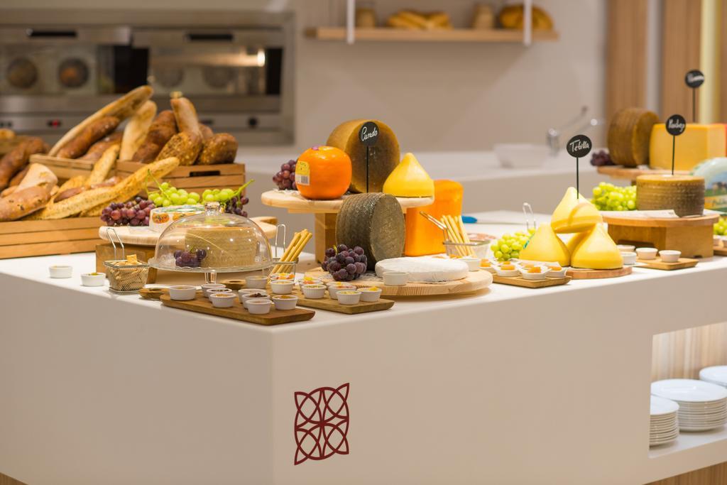 Iberostar Selection Andalucia Playa Otel Chiclana de la Frontera Dış mekan fotoğraf Cheese platter